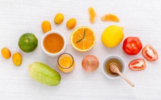 frutas y verduras frescas con miel foto