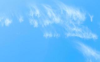 cielo azul con nubes blancas foto