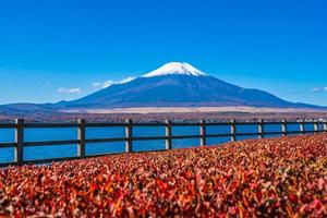 lago yamanakako en mt. fuji en japón foto
