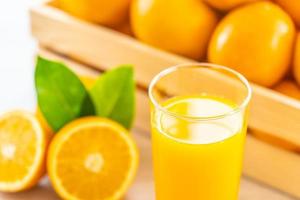 jugo de naranja natural y naranjas foto
