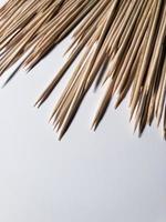 un manojo de brocheta de bambú