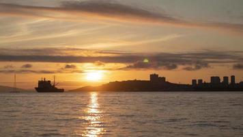 Zeitraffer von Schiffen im Meer während des Sonnenuntergangs bei Wladiwostok, Russland video