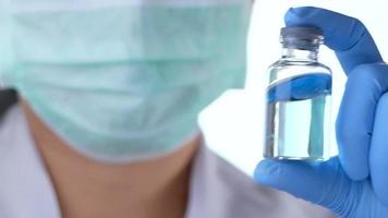 cerrar la mano del médico llenando una jeringa con vacunas en el hospital. video