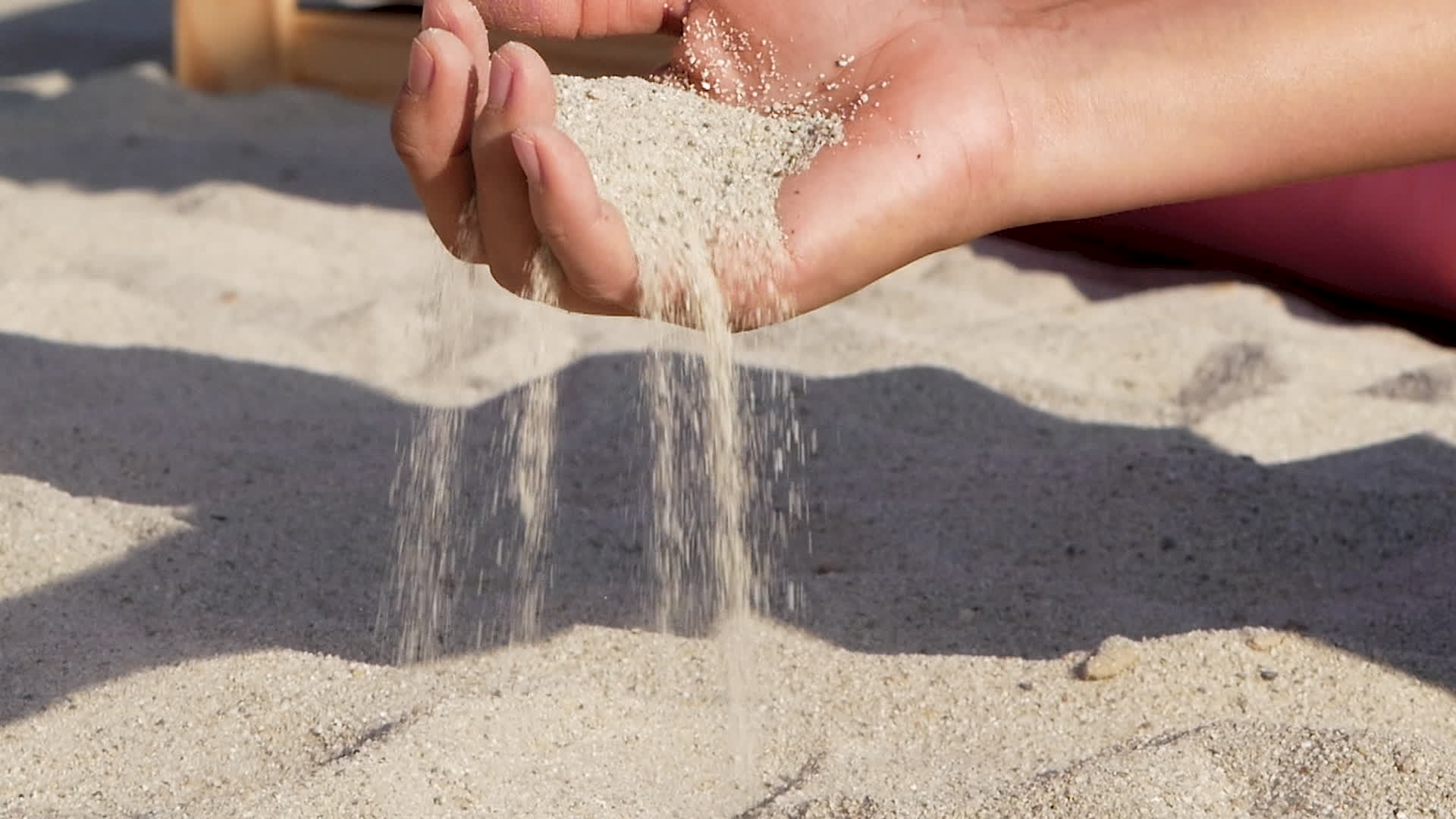 Mão Afundando Areia Movediça Tentando Sair Dicas Para Sobreviver Deserto  fotos, imagens de © motortion #308905876