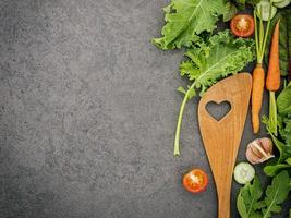 verduras y un utensilio de madera con espacio de copia foto