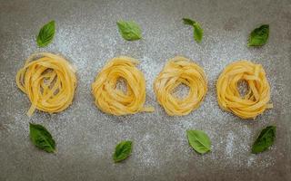 pasta fresca sobre un fondo gris foto