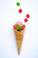 helado de frambuesa en cono foto
