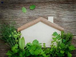 casa de madera y hierbas foto