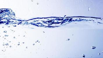 agua y burbujas sobre fondo azul foto