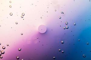 Close-up de gotas de agua sobre la superficie colorida foto