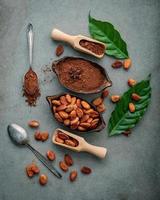 Cacao en polvo y granos de cacao sobre un fondo de hormigón oscuro foto