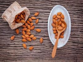 almendras en bolsa y bol foto