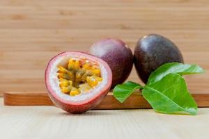 fruta de la pasión fresca en una mesa foto