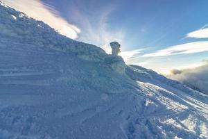 pila de nieve blanca bajo el sol foto