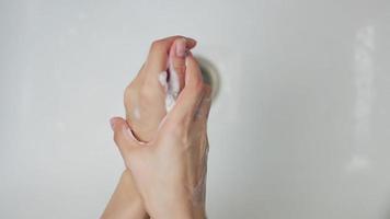 close-up de mãos esfregando e limpando