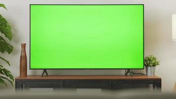 zoom arrière sur la télévision avec écran vert dans le salon
