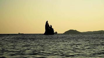 Seelandschaft mit Blick auf einen Felsen in der Bucht Lashkevych video