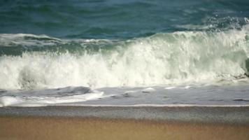 movimento lento das ondas e salpicos na areia video