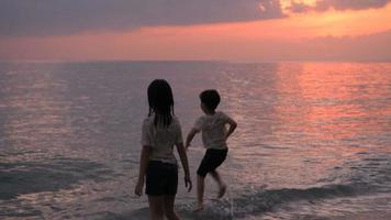 enfants jouant avec les vagues video