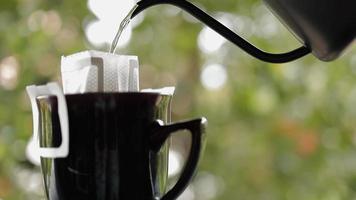 Heißes Kaffeegetränk in der Natur zubereiten. Zen und gemütliches Wohnen video