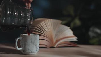 bere caffè e leggere il concetto di libro. video