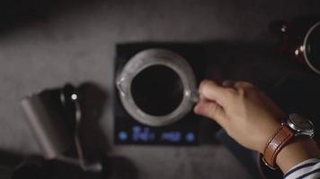 fare una bevanda calda al caffè in casa. zen e vita accogliente. vista dall'alto video