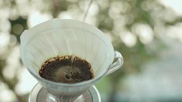 fare una bevanda calda al caffè in natura. zen e vita accogliente. vista dall'alto video