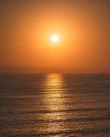 puesta de sol y el mar en punta hermosa foto