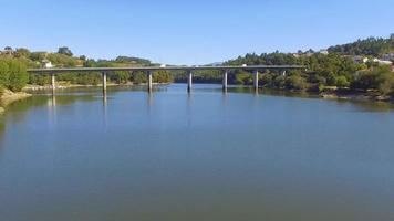 Über die Brücke in Portugal fliegen video