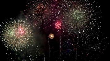 de nombreux feux d'artifice en événement incroyable avec un fond noir. video