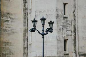 una farola en la ciudad de bilbao, españa foto