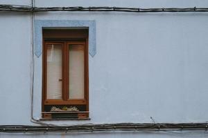 Ventana en la fachada azul del edificio en la ciudad de Bilbao, España foto