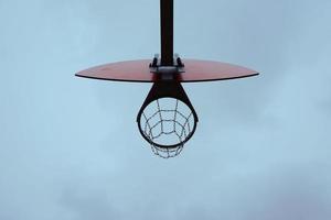 Aro de baloncesto callejero en la ciudad de Bilbao, España foto