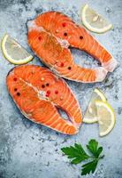 dos filetes de salmón y limón foto