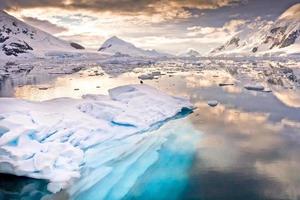 Bahía Paraíso en la Antártida foto