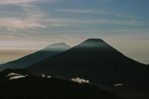 pico de montaña nublado foto