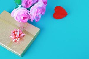 Corazón rojo y caja de regalo amor como concepto de día de San Valentín foto