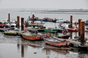 barcos coloridos surtidos en los muelles foto