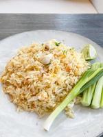 arroz frito en plato blanco foto