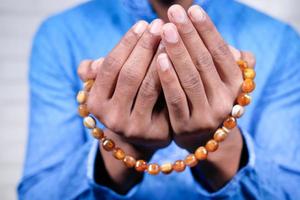 manos del hombre musulmán rezando foto