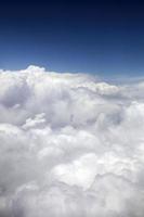 sobre las nubes blancas foto