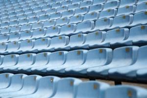 Primer plano detalle de los asientos del estadio azul foto