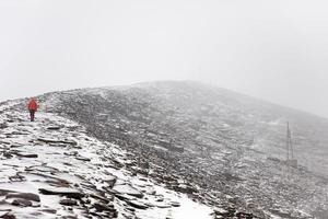 Hombre en la montaña Chalcaltaya en la Cordillera de Bolivia foto