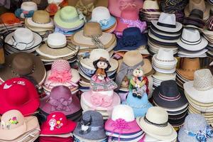 coloridos souvenirs en el mercado de copacabana, bolivia foto