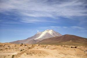 Volcán licancabur en reserva nacional de fauna andina eduardo avaroa en bolivia foto