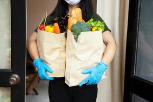 proveedores de servicios de alimentos con máscaras y guantes. quedarse en casa reduce la propagación del virus covid-19