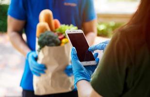 proveedores de servicios de alimentos con máscaras y guantes. quedarse en casa reduce la propagación del virus covid-19 foto