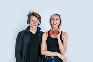 Feliz pareja joven en auriculares escuchando música en el estudio