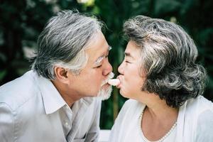 pareja de ancianos jugando y comiendo fruta foto