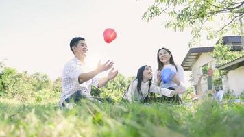 retrato de familia asiática con globos
